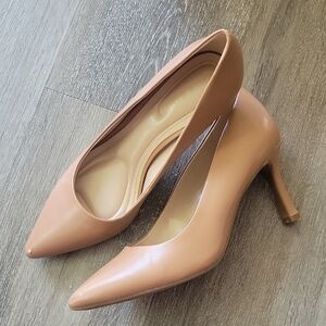 Kelly & Katie Tan Heels